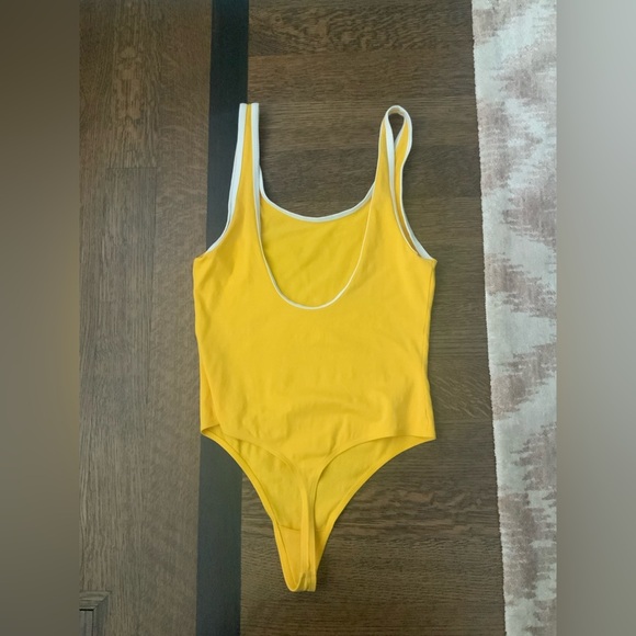ARITZIA TNA Yellow Logo Bodysuit Women’s Size Medium - Picture 5 of 12